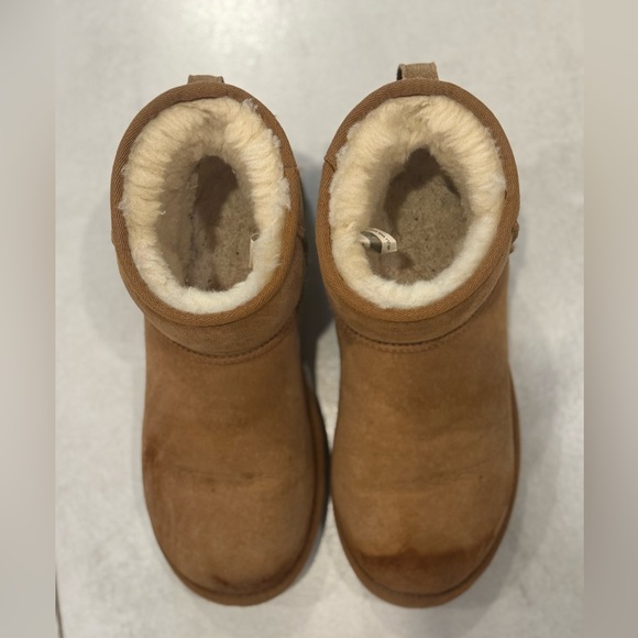 Uggs - salt stain but good condition otherwise - Picture 2 of 4